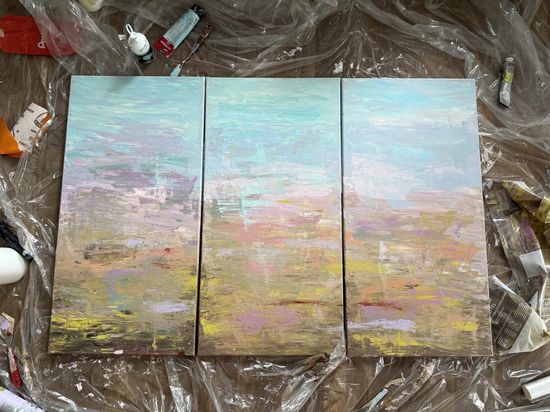 Triptychon im Entstehungsprozess auf dem Atelierboden