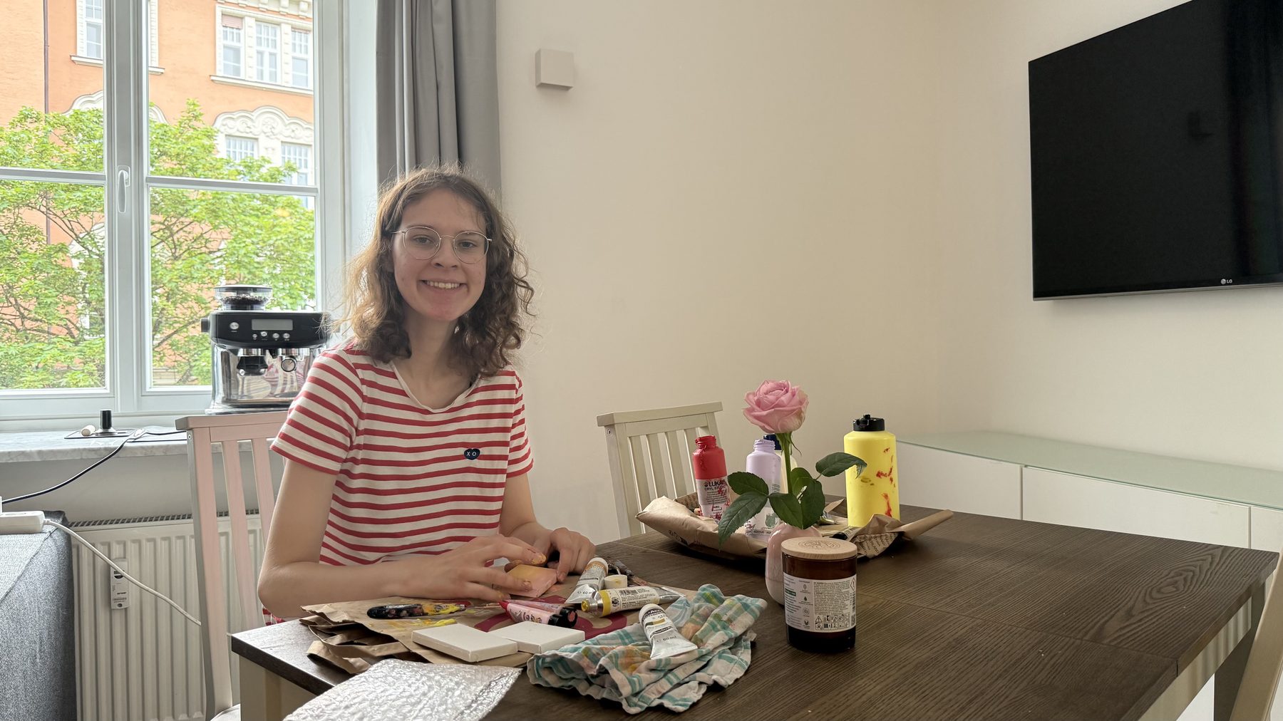 Lina malt am Küchentisch mit Acrylfarben